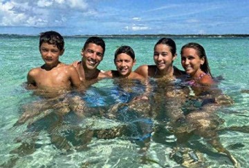 苏亚雷斯一家生活幸福，38岁依旧是足坛巨星，与高颜值妻儿度假