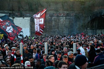 阿森纳-巴黎圣日耳曼:球迷名额争议背后的足球文化之争