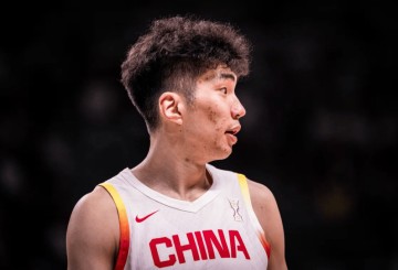 仅4分如何立足西甲?曝2米23巨人脚内八字 空篮不进+被帽实在太软