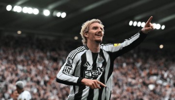 一场1-0，让纽卡收获赛季首胜，降级热门诞生：狼队耻辱4连败