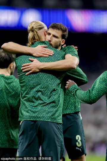 维尼修斯与哈维·阿隆索的“熊抱”:皇马内部矛盾的微妙信号